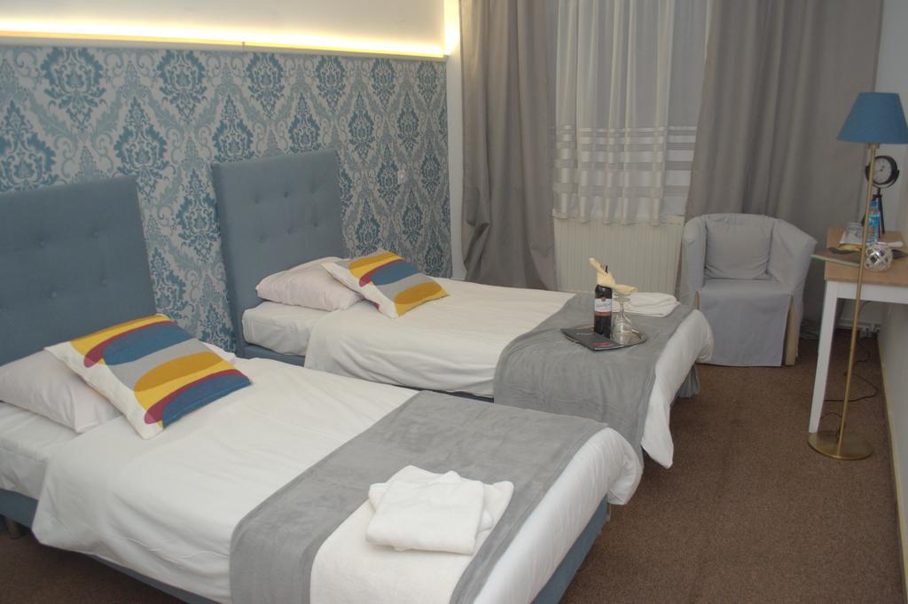 Acwador Hotel Pleszew ภายนอก รูปภาพ